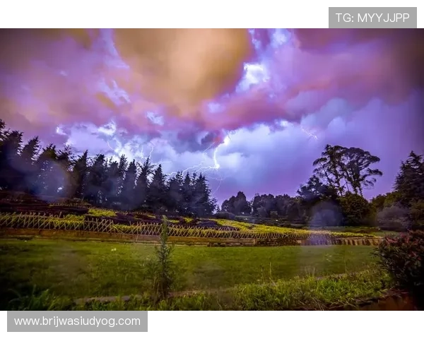 闪电 21 点：闪电在夜间21点时的视觉效果与自然奇观的精彩展现